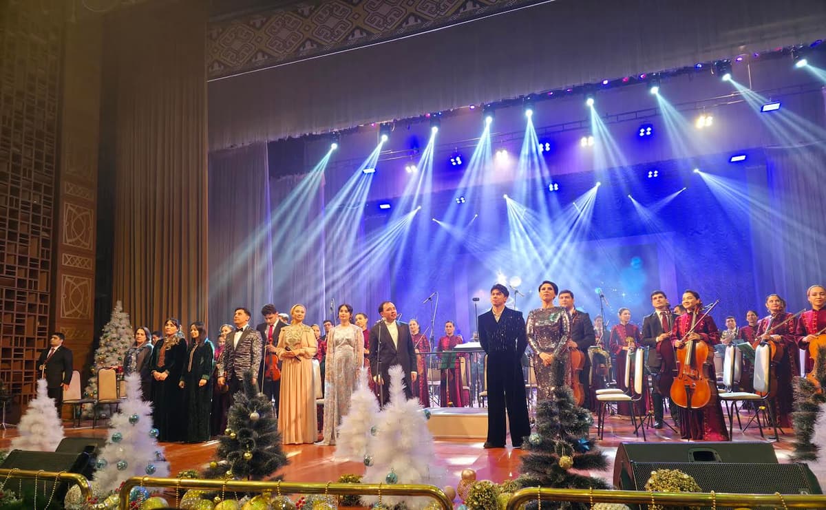 «Новогодний огонек» в Ашхабаде объединил классику и музыку кино
