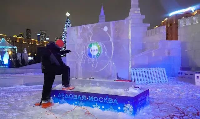 Ледяной алмаз телеканала МИР украсил сердце Москвы