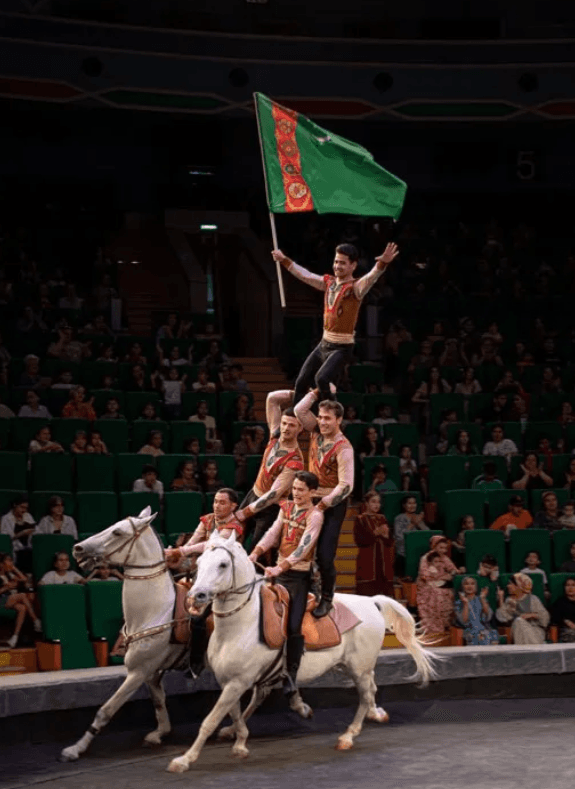 В Государственном цирке Туркменистана стартовало новогоднее шоу