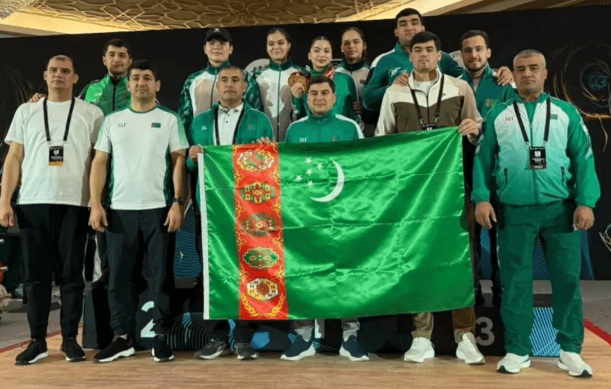 Туркменские тяжелоатлеты завоевали 12 медалей на турнире в Катаре