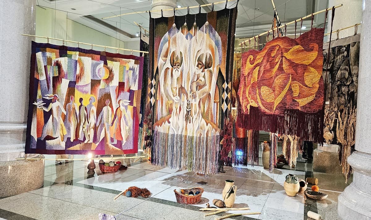Нити истории: в Ашхабаде открылась выставка мэтров туркменского гобелена