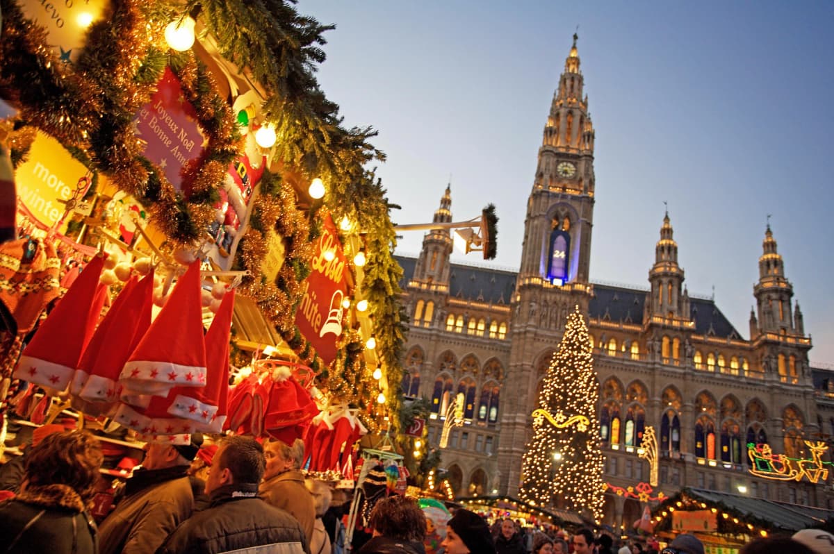 Самые необычные новогодние традиции мира: Вещи из окон и 12 виноградин